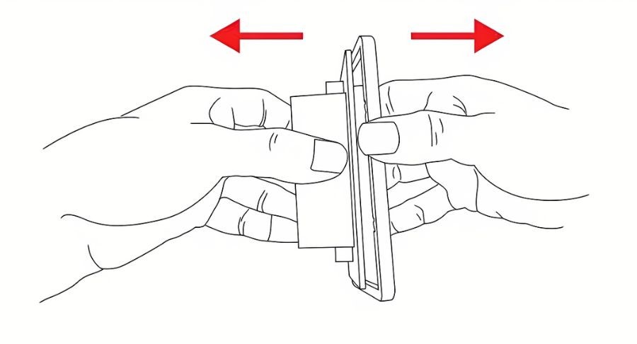 Dùng lực mạnh kéo ngược chiều nhau