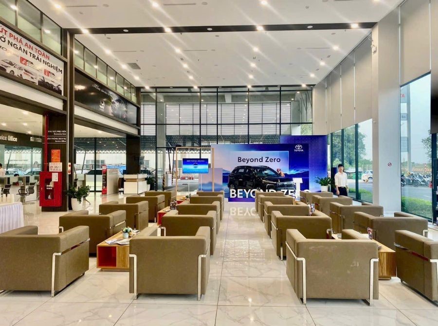 Khu tiếp đón khách hàng - showroom oto Toyota Hùng Hải