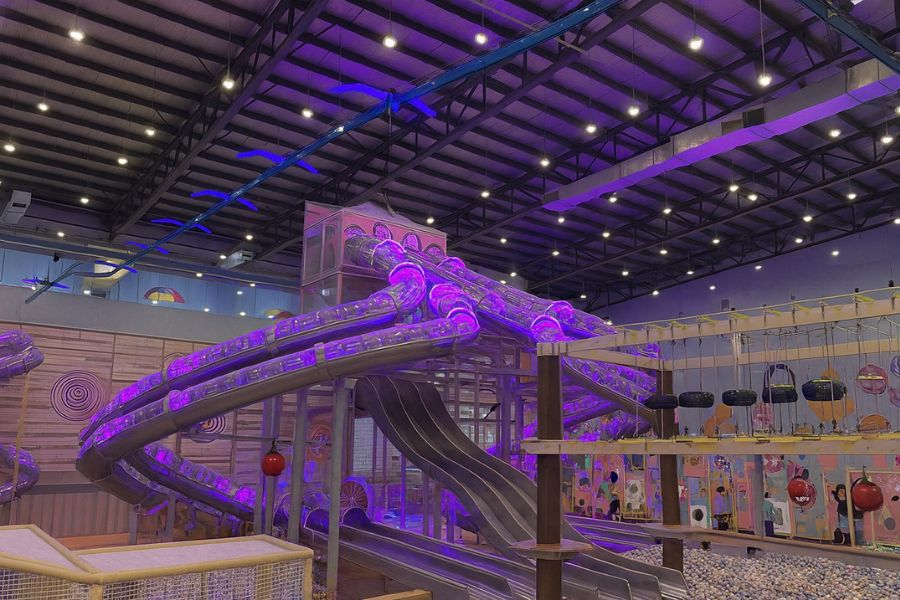 Đèn LED bulb trụ Rạng Đông TR70N2 12W ở khu vui chơi