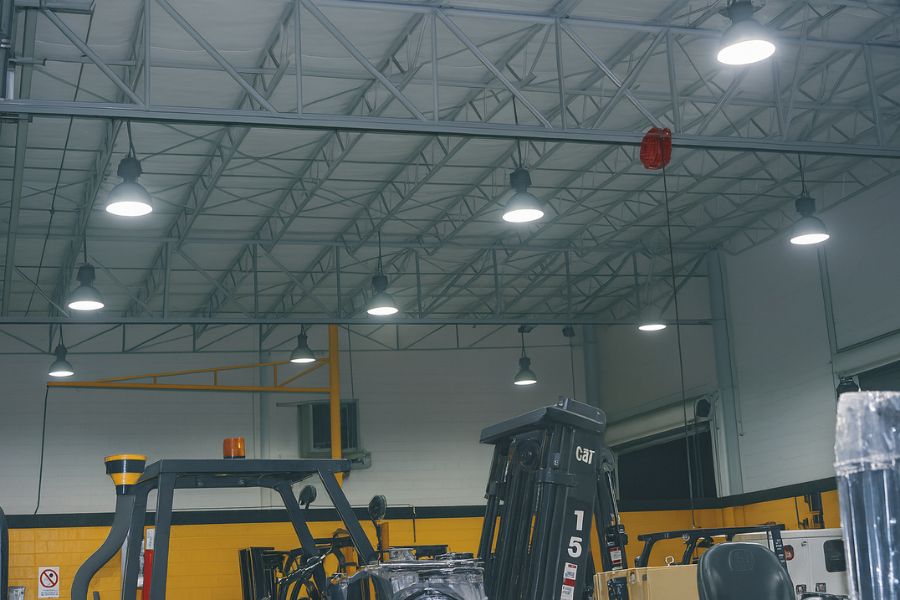 Đèn LED bulb trụ Rạng Đông TR80NĐ2  20W được sử dụng ở nhà kho