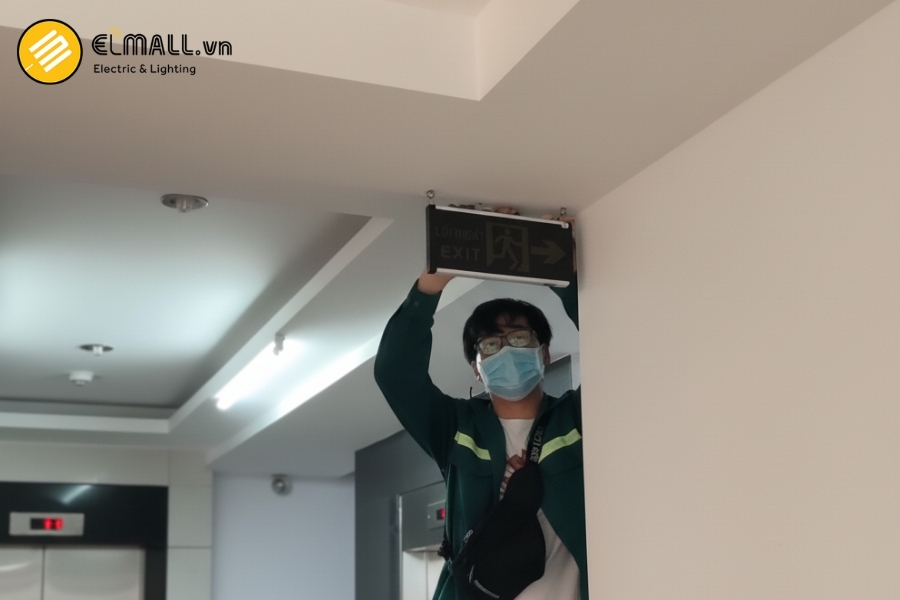 bước 2 là gắn khung vào tường